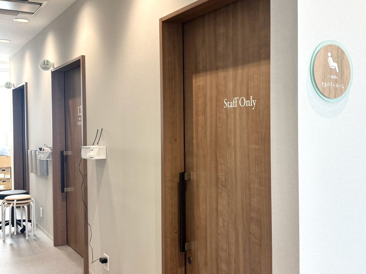 室名札・サインの納入実績 成増駅前内視鏡内科健診クリニック様への納入